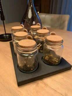 Theeplank Black Edition Met 6 Potjes En Houten Lepel Voor Thee Theeplateau ( Vervanger Van Theedoos ) MeubelZwagerij 9 Theeplank Black Edition Met 6 Potjes En Houten Lepel Voor Thee Theeplateau ( Vervanger Van Theedoos ) MeubelZwagerij -Kookgerei Koning Verkoop 900x1200 123