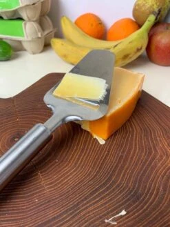 Kaasschaaf - Roestvrij Staal - Glanzend Zilver - Multifunctioneel - Duurzaam En Vaatwasserbestendig - Voor Jonge En Oude Kaas - Keukengerei - 21.5 X 7.3 X 1.9 Cm. -Kookgerei Koning Verkoop 900x1200 39
