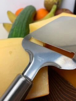 Kaasschaaf - Roestvrij Staal - Glanzend Zilver - Multifunctioneel - Duurzaam En Vaatwasserbestendig - Voor Jonge En Oude Kaas - Keukengerei - 21.5 X 7.3 X 1.9 Cm. -Kookgerei Koning Verkoop 900x1200 40