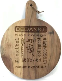 Ronde Snijplank/hapjesplank Met Tekst Gravure BEDANKT FIJNE COLLEGA. Een Origineel Cadeau Voor Een Collega Die Afscheid Neemt. Het Formaat Is 40x30cm Incl. Handvat En 30cm Doorsnede Excl. Handvat.