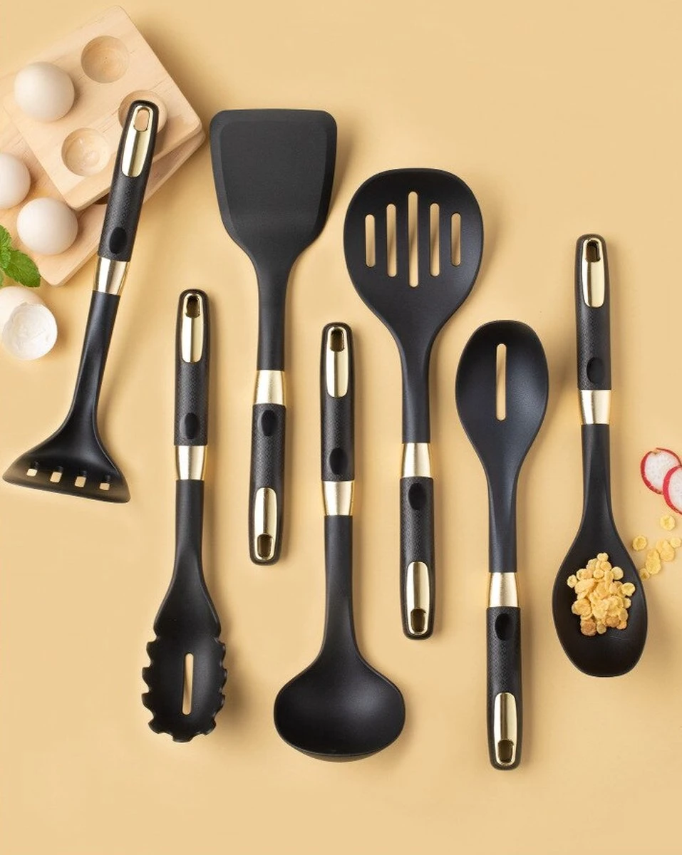 Levabe Zwart Gouden Keukengerei Set Met Houder 7 Delig - Hittebestendig - BPA Vrij - Koken - Nylon - Stainnless Steel - Keuken Gerei 4 Levabe Zwart Gouden Keukengerei Set Met Houder 7 Delig - Hittebestendig - BPA Vrij - Koken - Nylon - Stainnless Steel - Keuken Gerei - Afbeelding 4