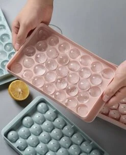 Ronde Ijsblokjesvorm Met Deksel - 2 Stuks - 66 Perfect Ronde Mini Ijsblokjes - Roze - ø 1,5cm - Stofvrij - Plooibaar - Bioplastic - Ice Cube - Makkelijk Te Vullen - Zonder Morsen